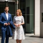 Elegantní pár před moderním občanským úřadem připravený na obřad v denním světle